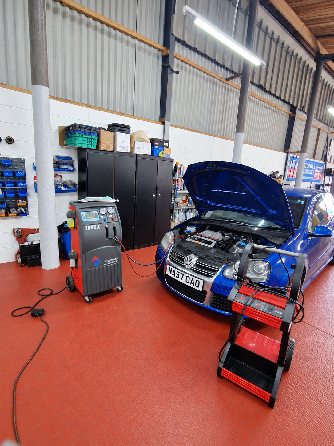 Air conditioning machine connected to a blue VW Golf
