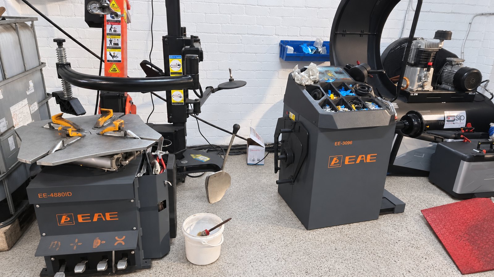 Tyre changing and wheel balancing machines